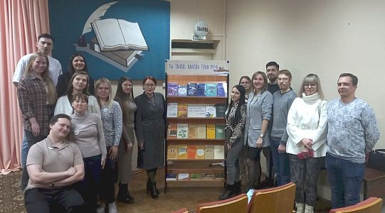 Молодежь АПЗ на "Часе речевого этикета" в Центральной городской библиотеке 